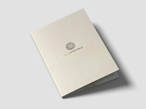8-seitiger Folder mit hochwertiger Haptik Dank Fedrigoni Tintoretto