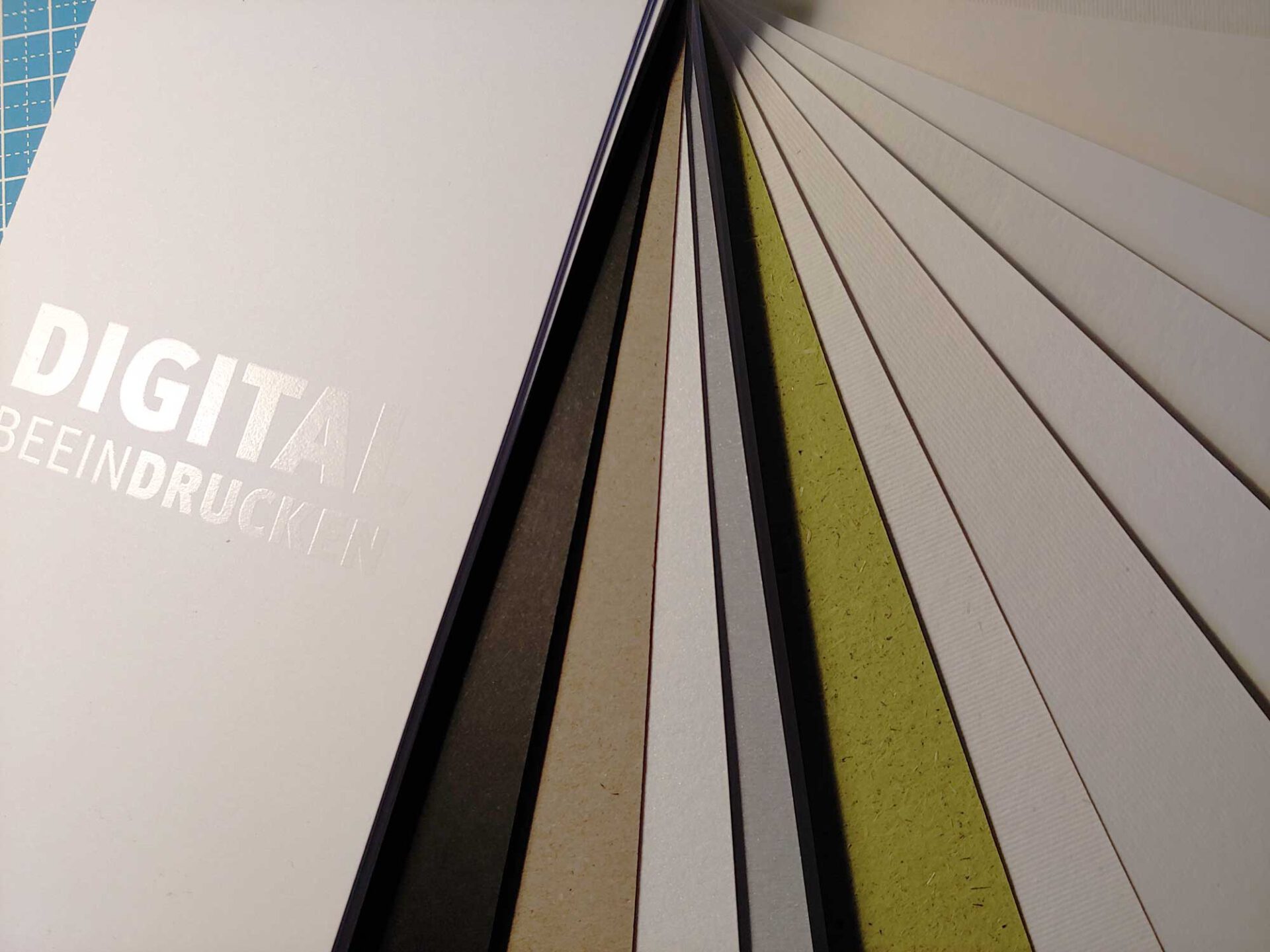 Digitaldruck geht edel: Musterfächer von Color Connection
