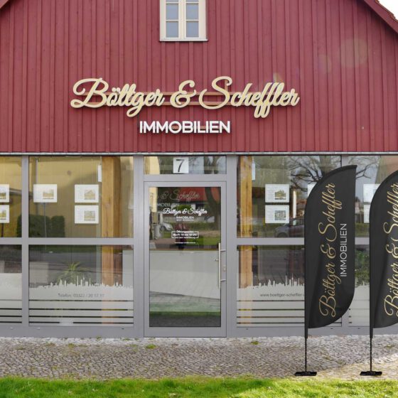 Böttger & Scheffler Immobilien Shop mit Beachflags