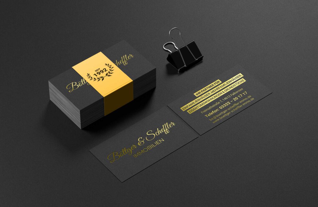 Visitenkarten aus schwarzem Karton mit goldener Heißfolienprägung