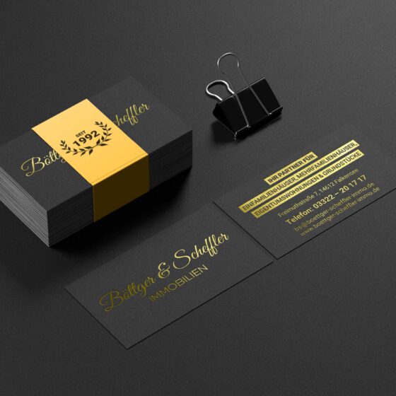 Visitenkarten aus schwarzem Karton mit goldener Heißfolienprägung