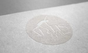 Artis-Move-Logo als Blindprägung auf beigefarbenem natürlichem Karton