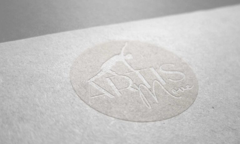 Artis-Move-Logo als Blindprägung auf beigefarbenem natürlichem Karton